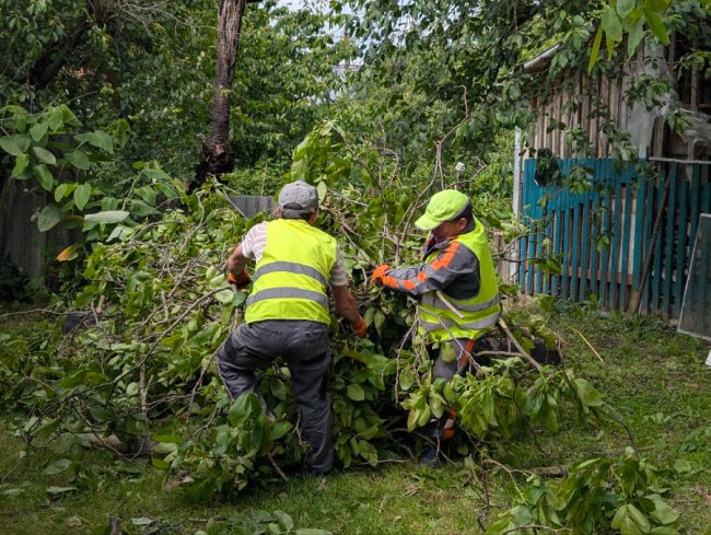 Після обстрілу Луцька комунальники вивезли понад 120 тонн пошкодженого майна та будівельного сміття