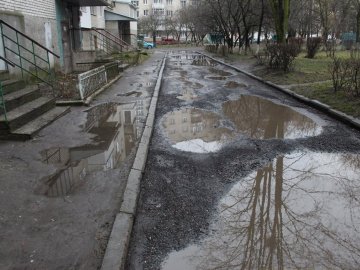 Дитячі споруди – в аварійному стані: лучани просять відремонтувати двір на Декабристів-Захарова