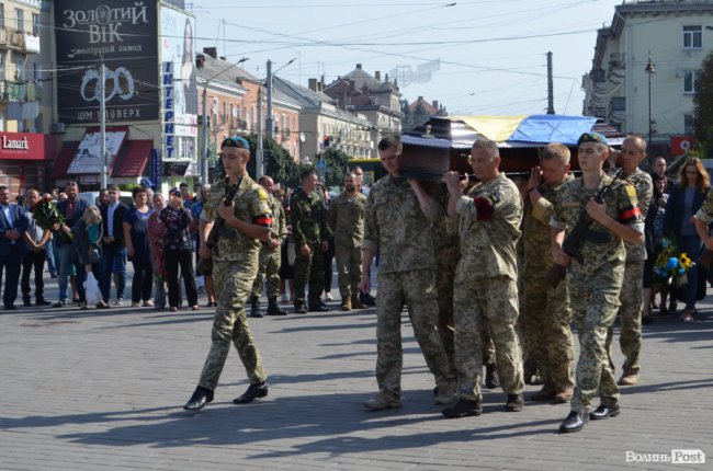 «Був сміливим, добрим і завжди допомагав»: у Луцьку попрощалися з Героєм Юрієм Лавренчуком. ФОТОРЕПОРТАЖ