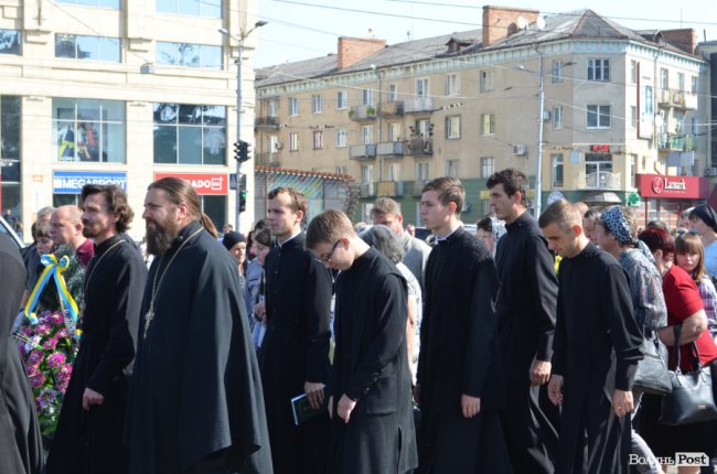 «Був сміливим, добрим і завжди допомагав»: у Луцьку попрощалися з Героєм Юрієм Лавренчуком. ФОТОРЕПОРТАЖ