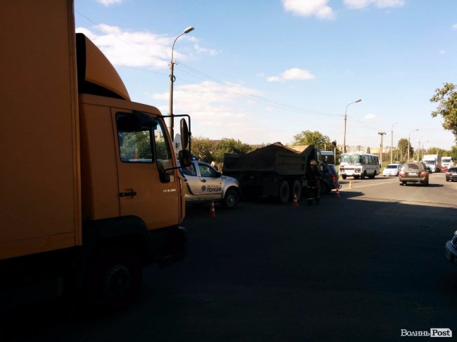 У Луцьку вантажівка влупилась у Volkswagen, є потерпілі