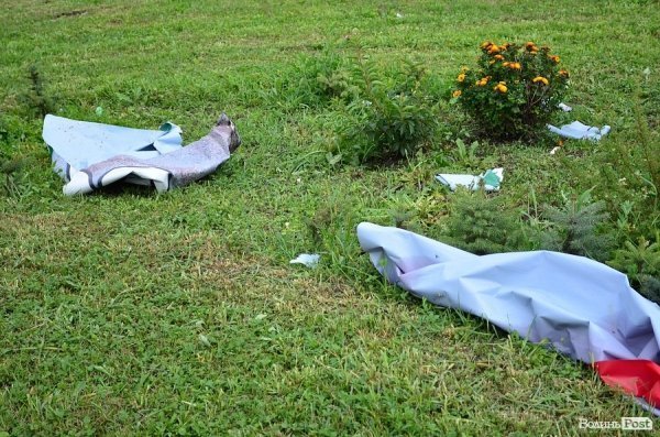 У Луцьку на Набережній – понівечені білборди. ФОТО