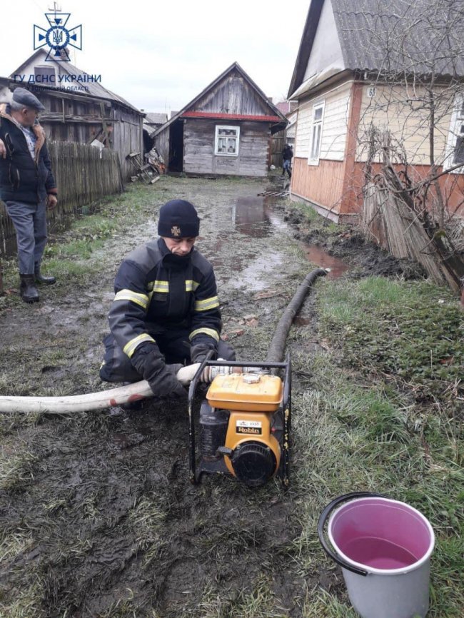 У Ківерцях затопило двір: відкачали понад 40 м³ води. ФОТО