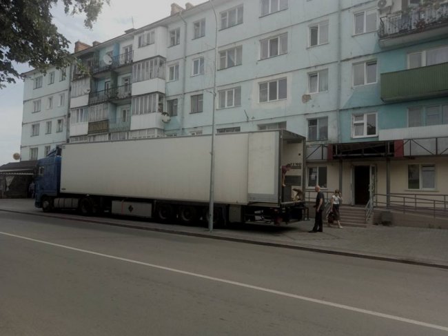 У Володимирі-Волинському фура перегородила тротуар. ФОТО