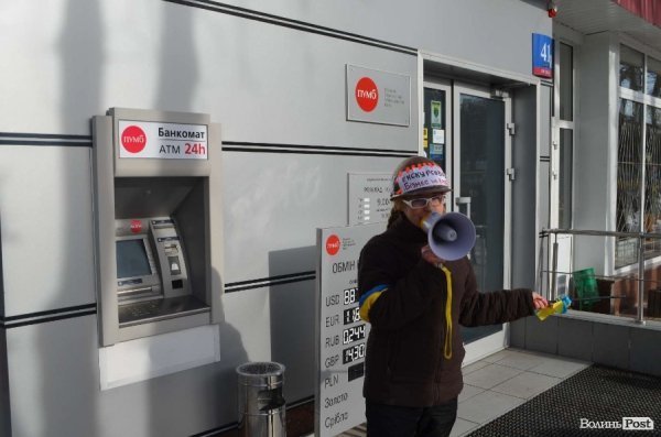 «Кров», міліція і сутичики: у Луцьку відвідали заклади регіоналів. ФОТО