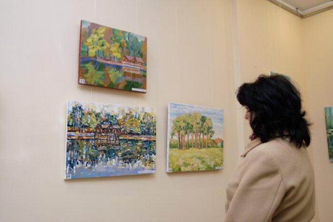 Тихий аукціон: у Луцьку в арт-галереї зібрали понад 24,6 тисяч гривень на ЗСУ. ФОТО