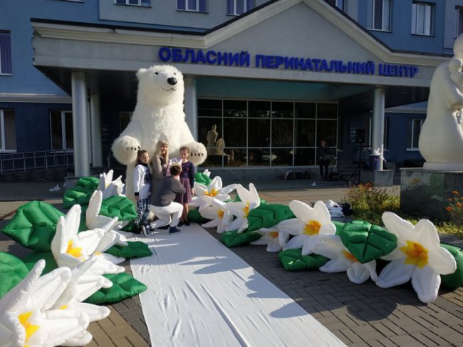 Чоловік-моряк влаштував дружині та малюку неймовірну виписку з рівненського пологового. ВІДЕО