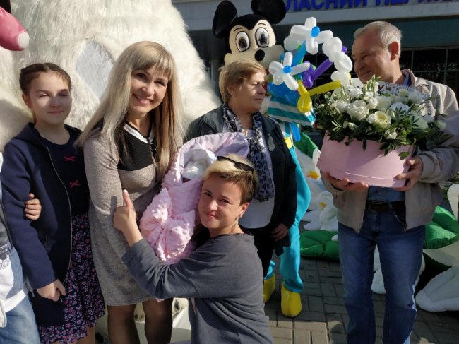 Чоловік-моряк влаштував дружині та малюку неймовірну виписку з рівненського пологового. ВІДЕО