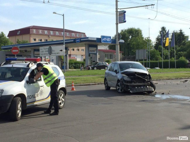 Моторошна ДТП на Рівненській: двох потерпілих забрала швидка