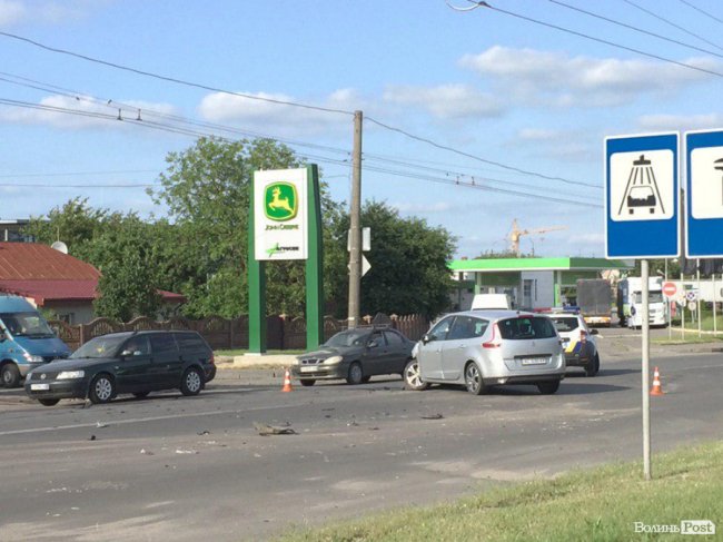 Моторошна ДТП на Рівненській: двох потерпілих забрала швидка