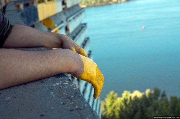 Хмарочос Дніпропетровська прикрасили гербом України. ФОТО