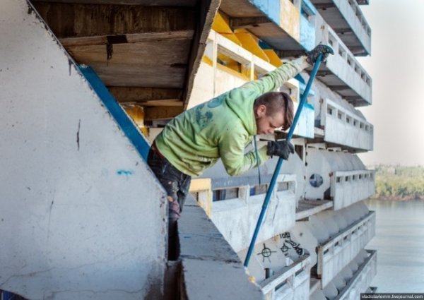 Хмарочос Дніпропетровська прикрасили гербом України. ФОТО