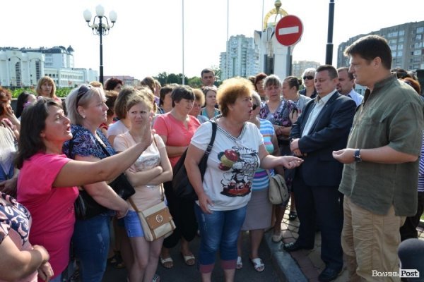 Матері військових під облрадою вимагають ротації в зоні АТО. ФОТО