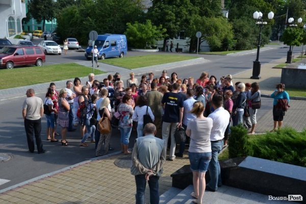 Матері військових під облрадою вимагають ротації в зоні АТО. ФОТО