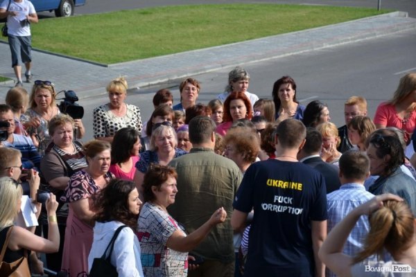 Матері військових під облрадою вимагають ротації в зоні АТО. ФОТО