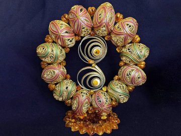 Волинський майстер змайстрував унікальний великодній вінок із яєчних шкаралуп