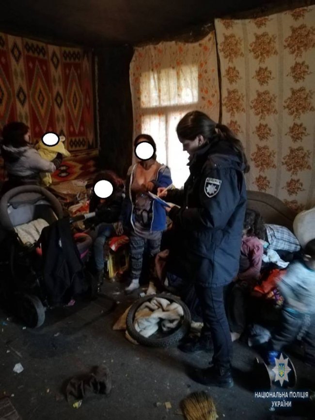 Сміття, бруд і гори мотлоху: на Волині копи розбиралися з горе-матір'ю. ФОТО