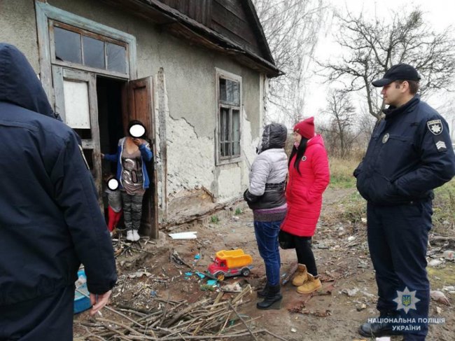 Сміття, бруд і гори мотлоху: на Волині копи розбиралися з горе-матір'ю. ФОТО