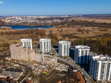 У «великому» будинку «Супернови» перший під'їзд - змурований і з вікнами. ФОТО*