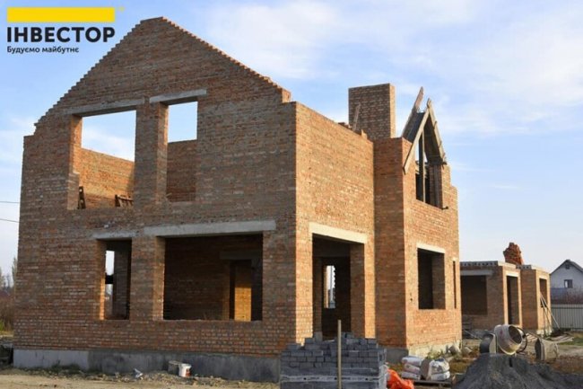 У Боратині продають будинок: є власна ділянка, гараж і 5 кімнат*