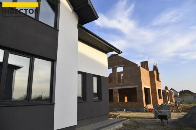 У Боратині продають будинок: є власна ділянка, гараж і 5 кімнат*