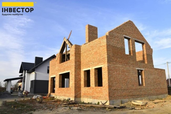 У Боратині продають будинок: є власна ділянка, гараж і 5 кімнат*