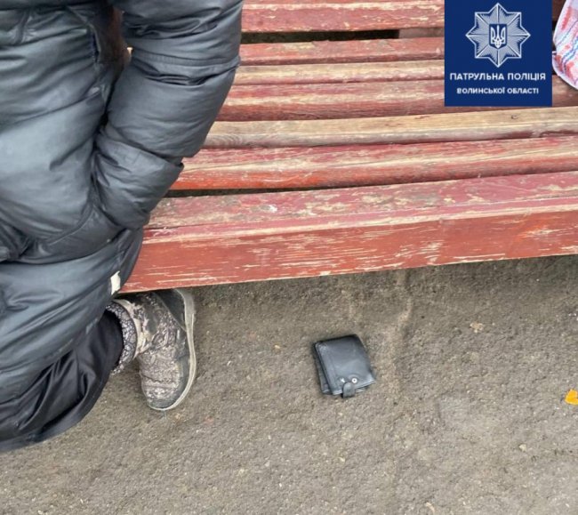 На Волині жінка повідомила патрульних про грабіж, який трапився на її очах