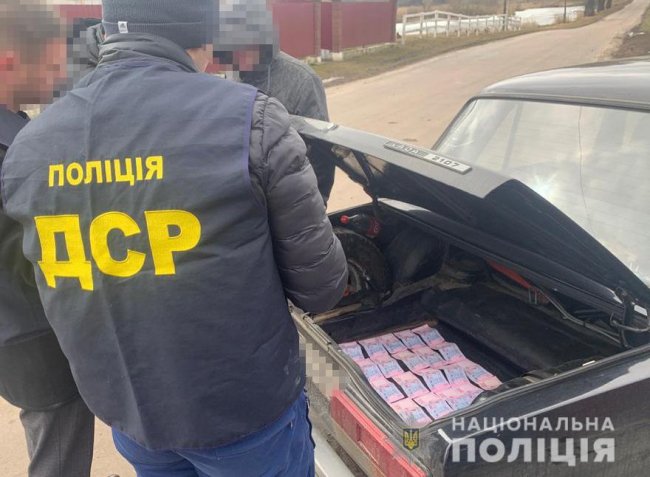 На Волині на хабарі спіймали інспекторів фіскальної та податкової служб. ФОТО