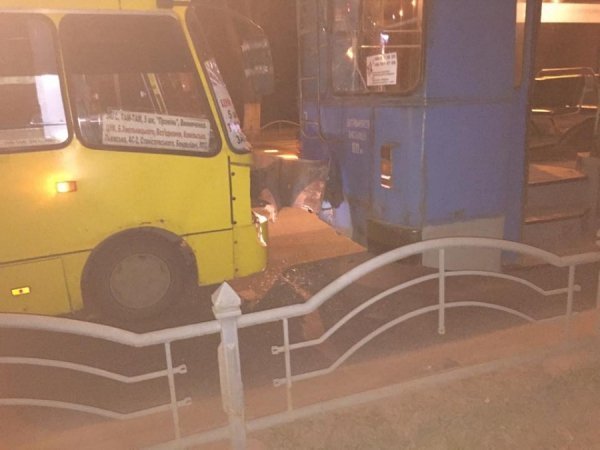 Аварія у Луцьку: маршрутка в'їхала в тролейбус. ФОТО
