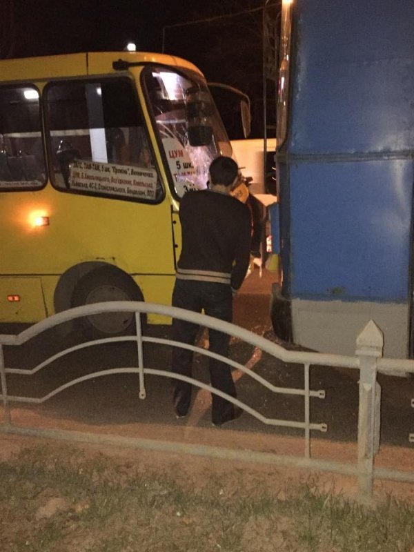 Аварія у Луцьку: маршрутка в'їхала в тролейбус. ФОТО