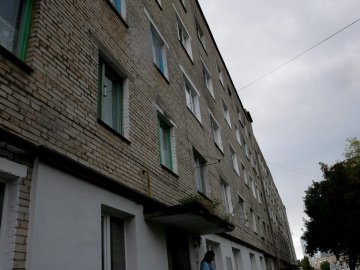 Через рік після ремонту знову почав протікати дах у гуртожитку Нововолинська. ВІДЕО