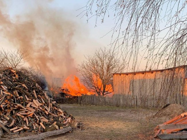 На Волині у одинокої пенсіонерки згорів хлів