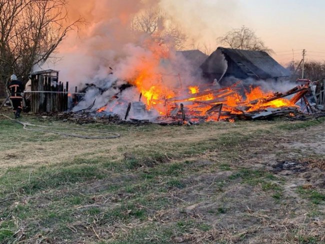 На Волині у одинокої пенсіонерки згорів хлів