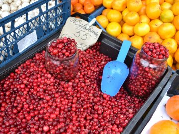 Гарбузи, журавлина та обліпиха: скільки на луцькому ринку коштують дари осені