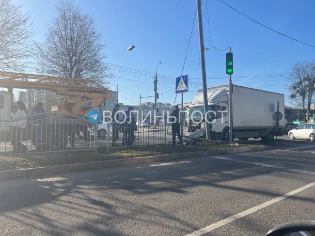 Вантажівка влетіла в опору біля «Там-Таму» в Луцьку