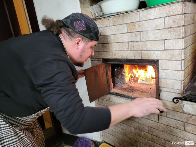 Гречаний хліб та відверта бесіда з монахом: ігумен Никодим розповів про чернече життя