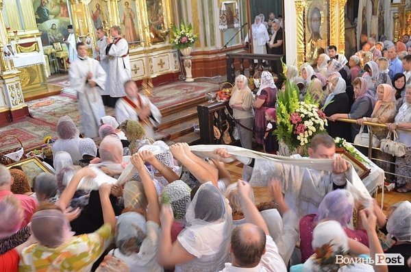 Як в Луцьку святять яблука. ФОТО