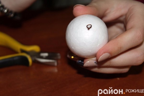 Волинська майстриня показала, як зробити новорічну іграшку власноруч 