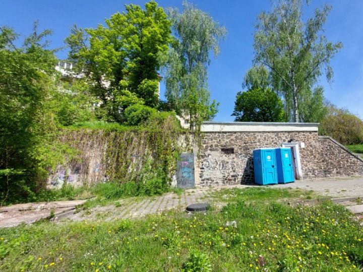У Луцьку продали приміщення туалету поруч центрального парку