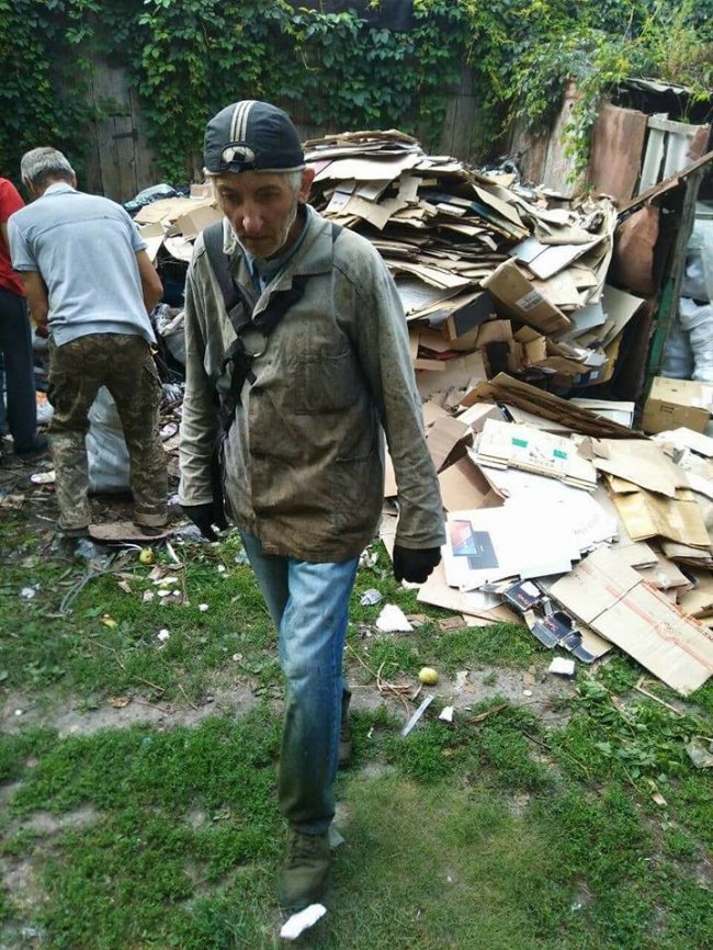 Антисанітарія та купи мотлоху: лучани влаштували «звалище» у власному дворі