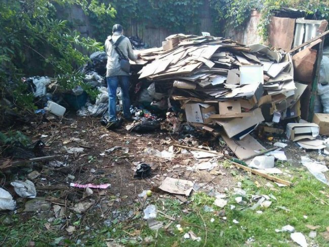 Антисанітарія та купи мотлоху: лучани влаштували «звалище» у власному дворі