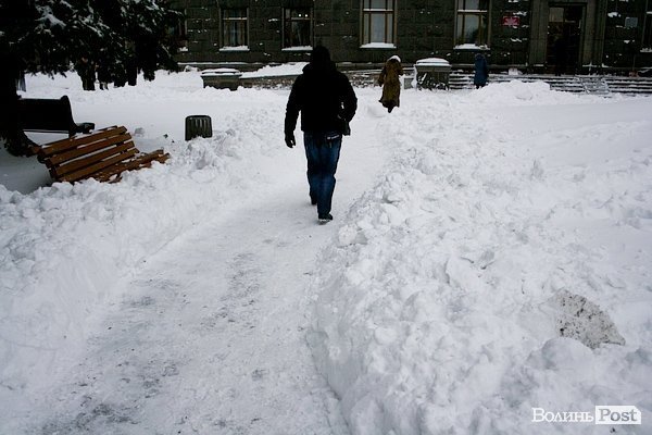 Лучани вигрібаються з-під снігу. ФОТО