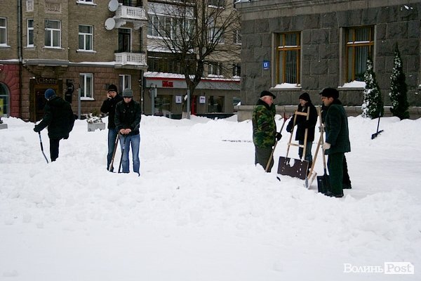 Лучани вигрібаються з-під снігу. ФОТО