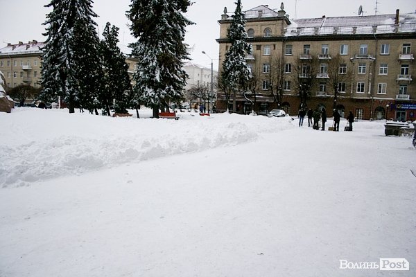 Лучани вигрібаються з-під снігу. ФОТО