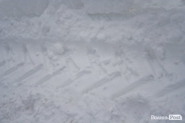 Лучани вигрібаються з-під снігу. ФОТО