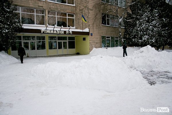 Лучани вигрібаються з-під снігу. ФОТО