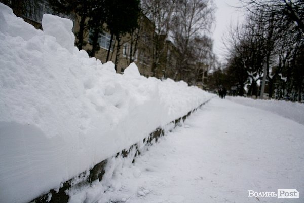 Лучани вигрібаються з-під снігу. ФОТО
