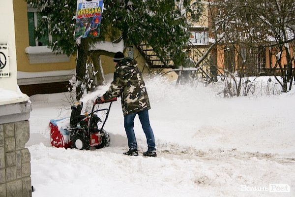 Лучани вигрібаються з-під снігу. ФОТО
