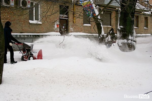 Лучани вигрібаються з-під снігу. ФОТО