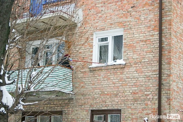 Лучани вигрібаються з-під снігу. ФОТО